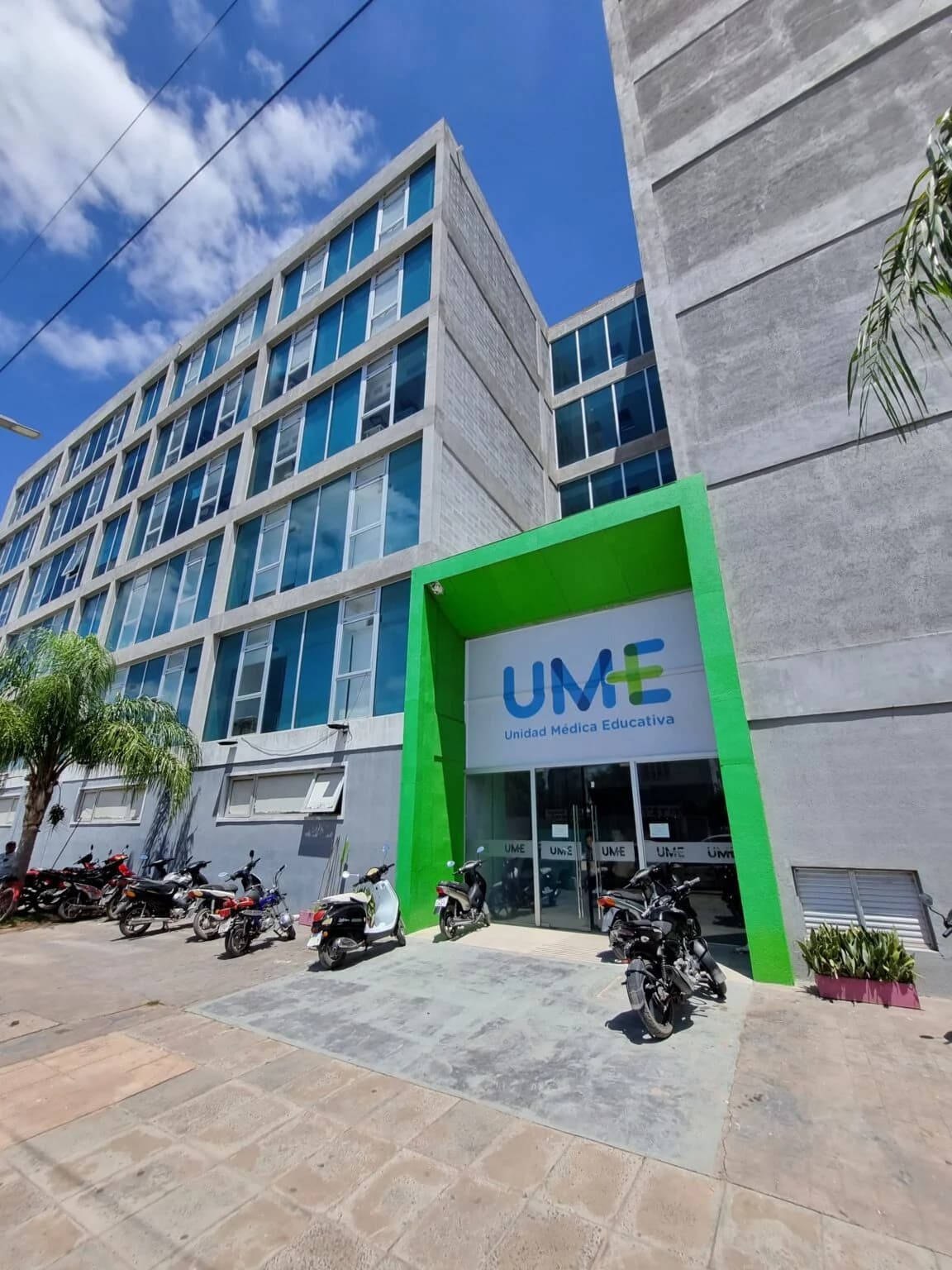 Fachada de la Unidad Médica Educativa (U.M.E.) en Sáenz Peña, Chaco